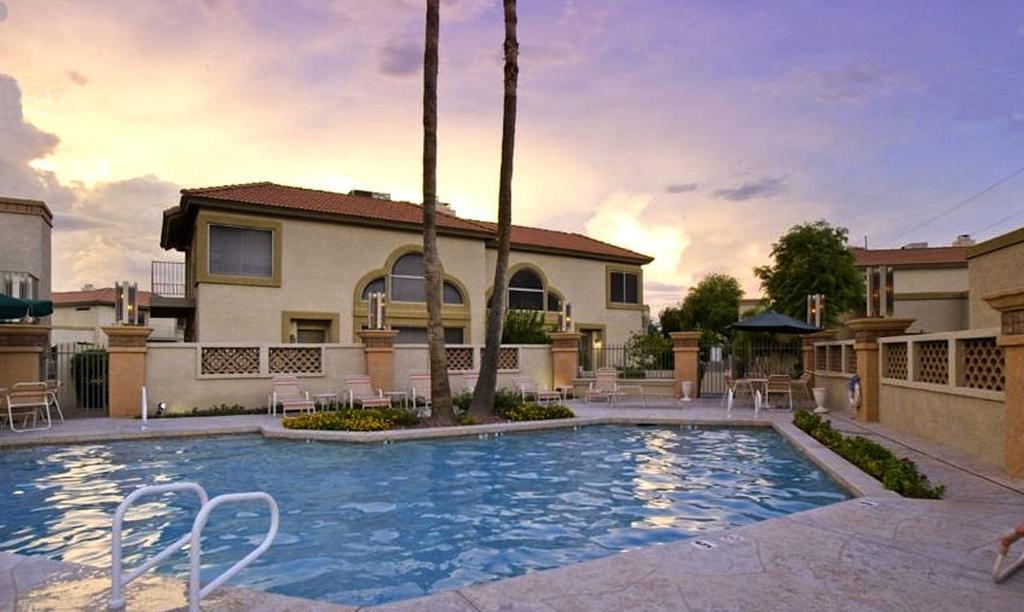 Rumah liburan Private Community Surrounded By Mountains W/3 Pool-spa Complexes, Heated & Open 24/7/365! Phoenix